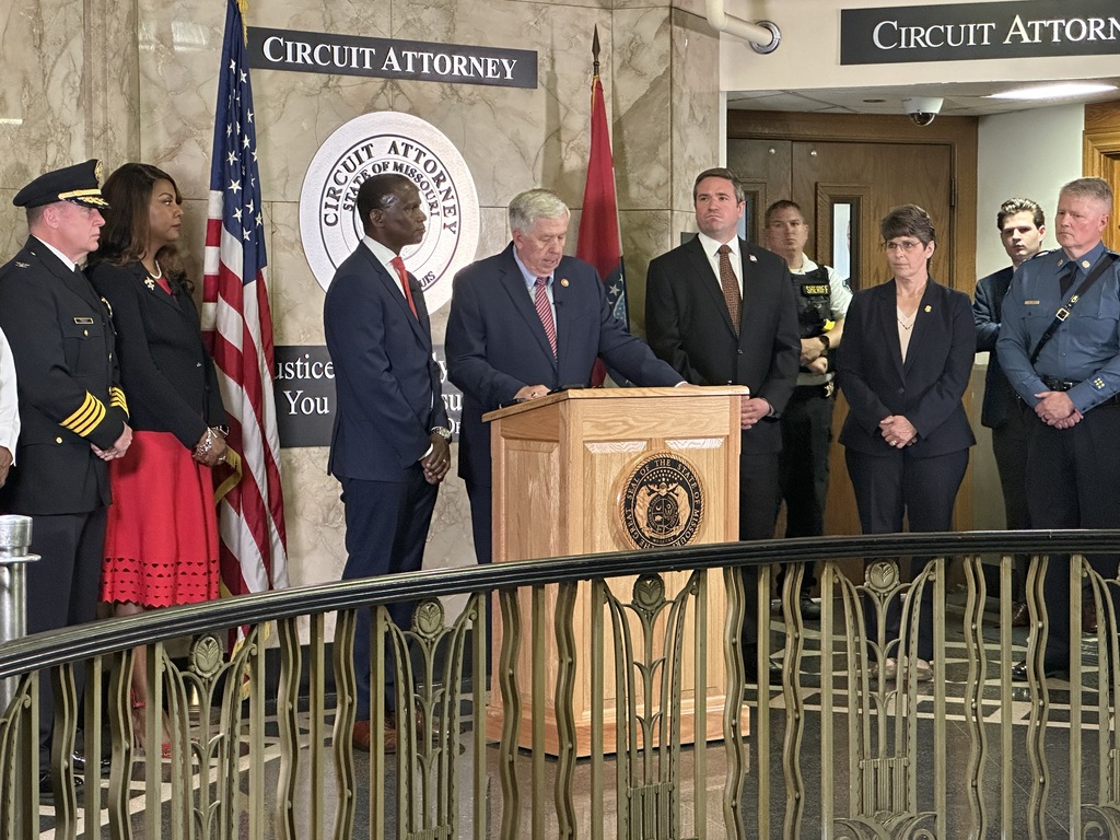El Gobernador de Missouri, Mike Parson anuncia el nuevo Fiscal del Circuito para la ciudad de St. Louis Gabe Gore. El fiscal reemplaza a Kim Gardner, quién dimitió repentinamente tras presiones por su dimisión por el Fiscal General del Estado. Foto: J. Klein - DiarioDigitalSTL.com