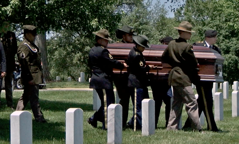 Soldados del Ejército de Tierra de los Estados Unidos (US ARMY) cargan el ataúd del Teniente Melvin B. Meyer, fallecido en 1943 durante el bombardeo de alemania. Meyer fue repatriado a Jefferson Barracks National Cemetery 79 años después de estar enterrado en Alemania. (Foto: J. Klein DiarioDigitalSTL)