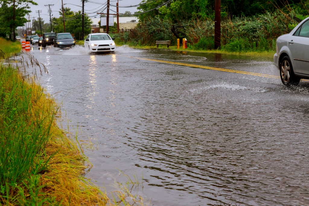 Las carretera a menudo quedan bajo agua durante tormentas severas. Es importante evitar vadear una carretera sumergida. La potencia de la corriente de agua puede arrastrar vehículos de varias toneladas. (Foto de Archivo)
