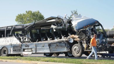 Autobús siniestrado de Greyhound que colisionó con tres camiones en la rampa de salida en un area de descanso en la I-70 IL el Miércoles, 12 de Julio, 2023. (Christian Goodeny/St.Louis Post-Dispatch via AP)