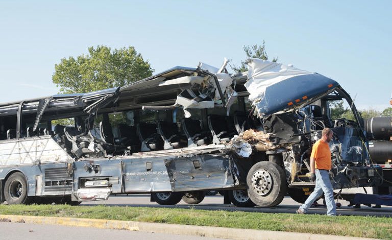 Autobús siniestrado de Greyhound que colisionó con tres camiones en la rampa de salida en un area de descanso en la I-70 IL el Miércoles, 12 de Julio, 2023. (Christian Goodeny/St.Louis Post-Dispatch via AP)