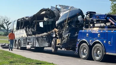 Autobús siniestrado el miércoles por la madrugada en Highland, IL donde tres personas fallecieron y 14 fueron lesionados. Foto cortesía de KTVI-TV St. Louis.