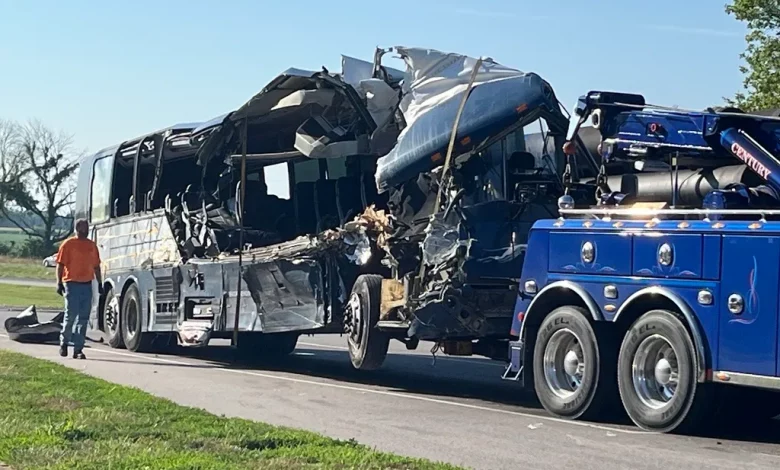 Autobús siniestrado el miércoles por la madrugada en Highland, IL donde tres personas fallecieron y 14 fueron lesionados. Foto cortesía de KTVI-TV St. Louis.