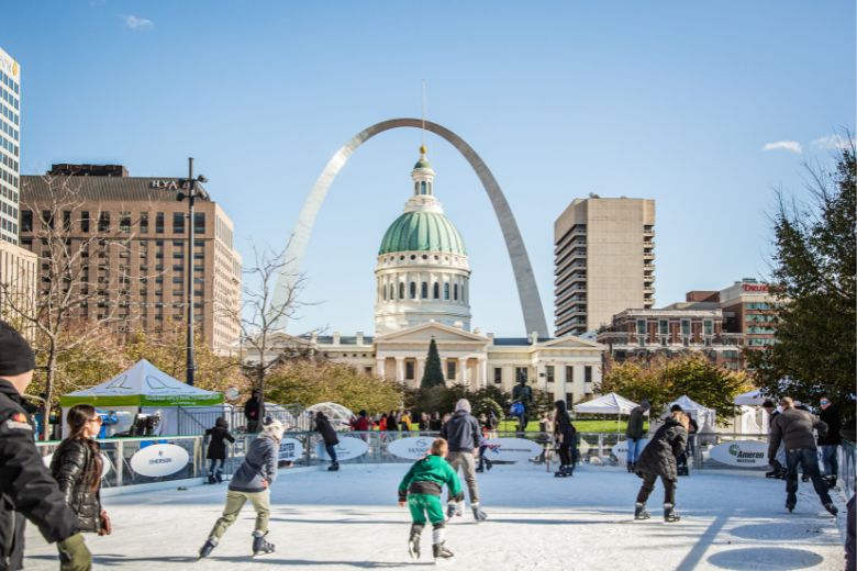 Winterfest en St. Louis: Donde la Magia de la Navidad se Vive en Hielo 2