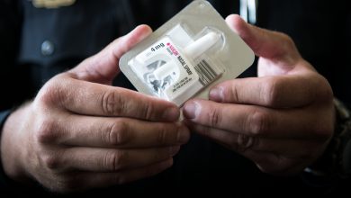 St. Louis instala su primera caja de distribución de narcán en el Mercado Soulard 19