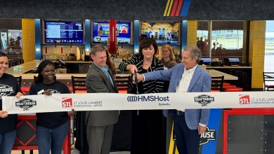 NASCAR Drafthouse abre puertas en el Aeropuerto Internacional Lambert de St. Louis 1