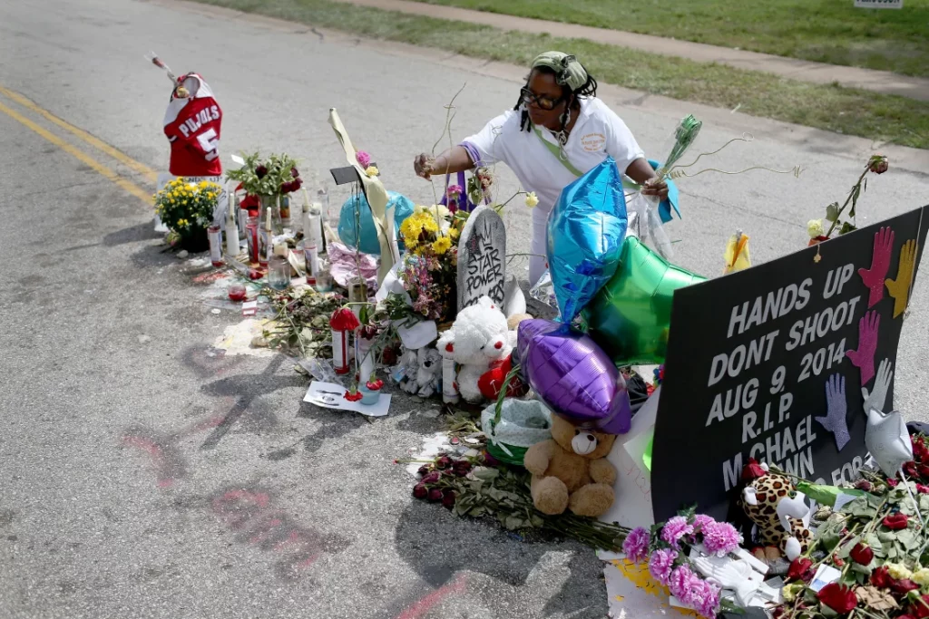 Un altar es levantado todos los años en el lugar donde falleció Michael Brown Jr. - Joe Raedle/Getty Images