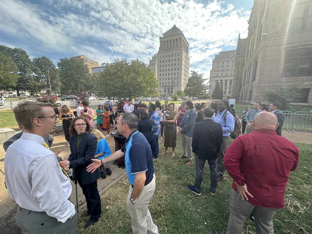 Mes de la Herencia Hispana arranca en St. Louis con izamiento de bandera latina 1