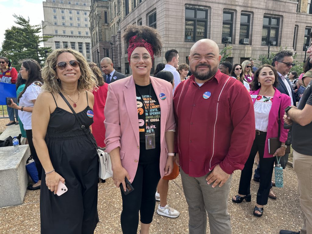 Mes de la Herencia Hispana arranca en St. Louis con izamiento de bandera latina 2