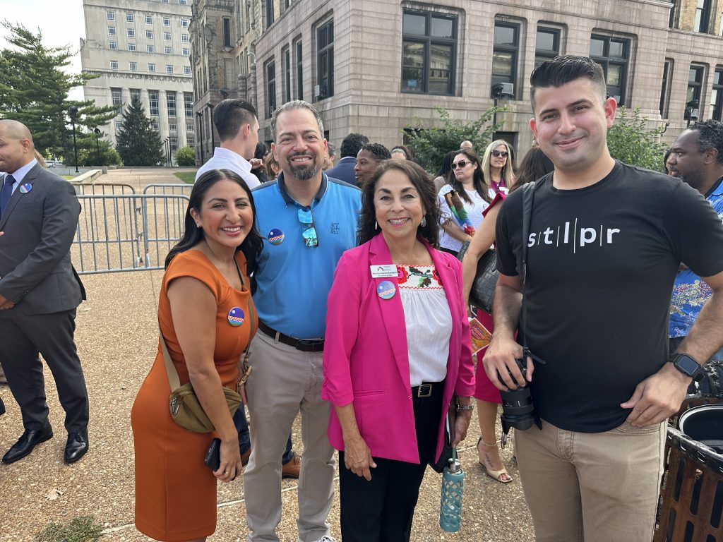 Mes de la Herencia Hispana arranca en St. Louis con izamiento de bandera latina 3