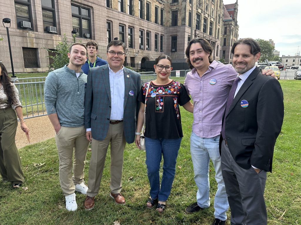 Mes de la Herencia Hispana arranca en St. Louis con izamiento de bandera latina 4