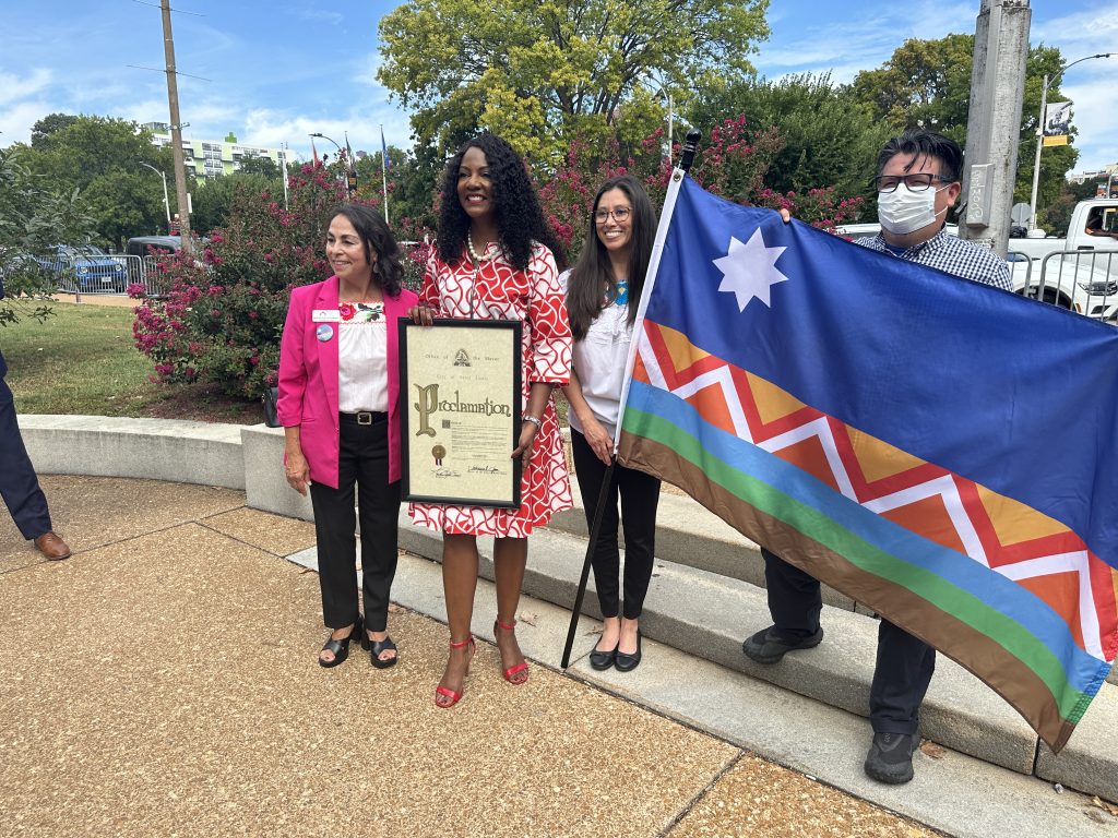 Mes de la Herencia Hispana arranca en St. Louis con izamiento de bandera latina 6