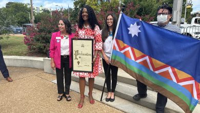 La Alcalde de St. Louis Tishaura Jones junto a Marta Kempen, presidente de la Cámara de Comercio Hispana de St. Louis (Izq), Elisa Bender, Directora del Festival Hispano(derecha) y José Garza, el autor del diseño de la bandera de herencia hispana posan para fotos después de izar dicha bandera frente al ayuntamiento. J.Klein