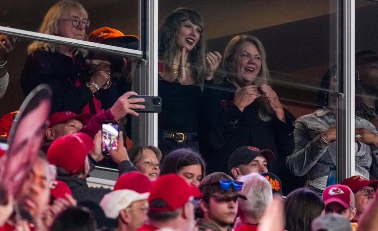 Swift Presencia Victoria Épica de Kelce y los Chiefs en Tiempo Extra 1