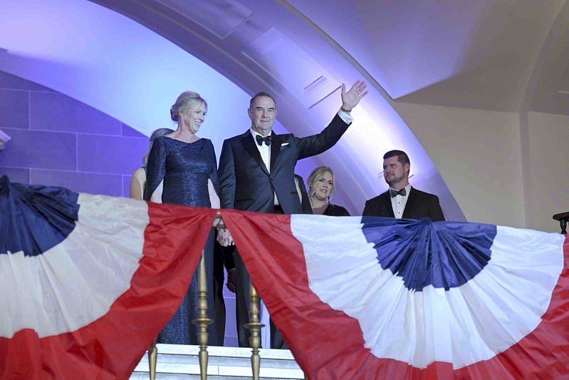 El Gobernador y Primera Dama de Missouri saludan a los invitados en la gala de inauguración en el Capitolio de Missouri en Jefferson City. Foto: Oficina del Gobernador