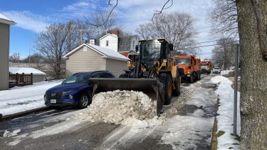 Camión de Nieve y una excavadora ayudan a remover el hielo que ha quedado en las calles residenciales de la ciudad de St. Louis tras la histórica caída de nieve en St. Louis - Foto cortesía
