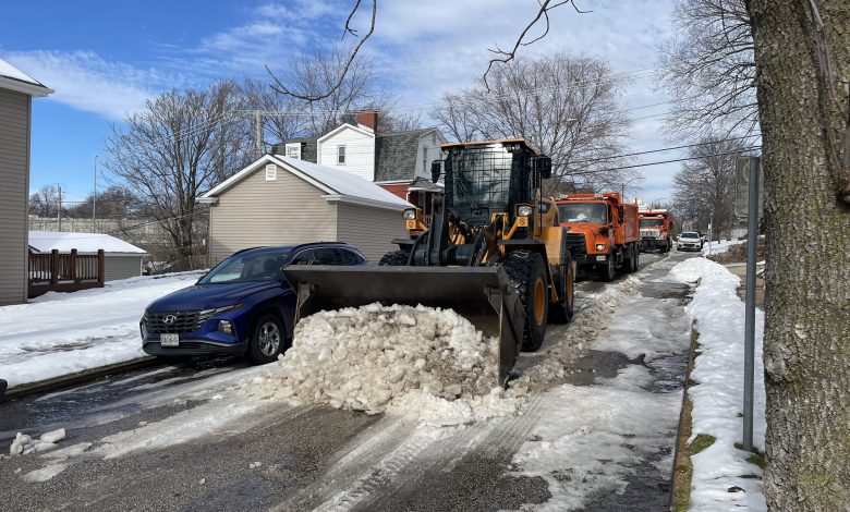 Camión de Nieve y una excavadora ayudan a remover el hielo que ha quedado en las calles residenciales de la ciudad de St. Louis tras la histórica caída de nieve en St. Louis - Foto cortesía