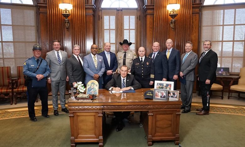 Gobernador de Missouri, Michael Kehoe firma el traspaso de control de la Policía Metro de St. Louis a una junta directiva elegida por el Gobernador.