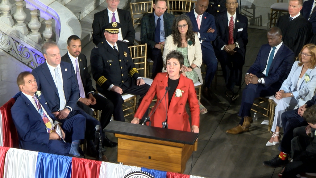 La recién juramentada Alcalde de St. Louis, Cara Spencer, entrega su primer discurso como dirigente del gobierno municipal. Spencer ganó las elecciones municipales escasamente una semana antes el a pasado 8 de Abril, 2025. Imagen - J.Klein