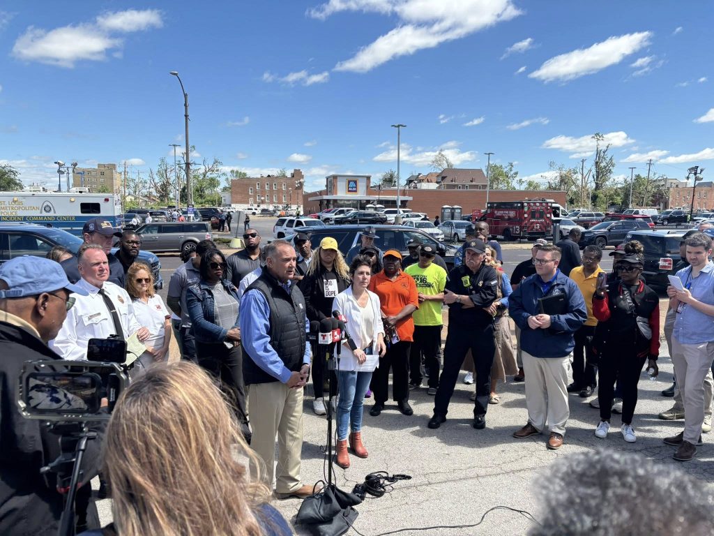 Despiden a jefa del departamento de emergencias de St. Louis, Sarah Russell, por negligencia en tornado mortal 4