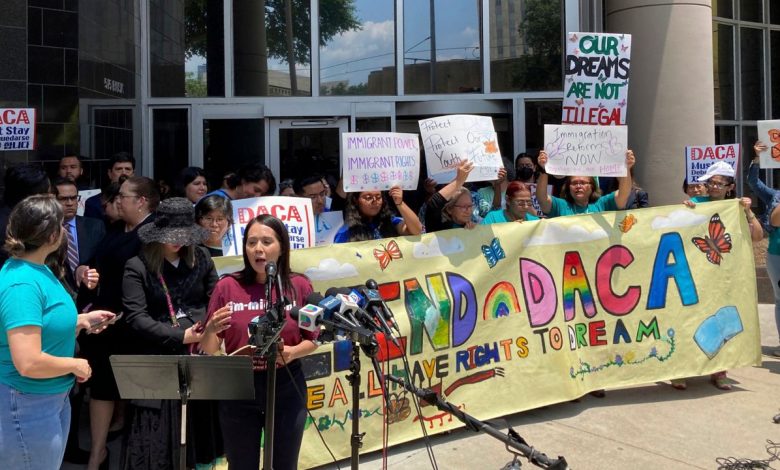Funcionarios federales urgen a beneficiarios de DACA a abandonar el país voluntariamente 1