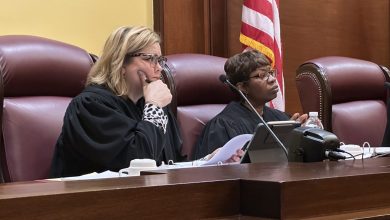 La Corte Suprema de Missouri falló por unanimidad mantener una ley estatal que prohíbe a menores acceder a atención de afirmación de género con el propósito de transición de género. En la imagen, las juezas Kelly Broniec, izquierda, y Robin Ransom escuchan argumentos orales el 1 de febrero de 2024, en un caso sobre la redistritación del Senado estatal (Foto de grupo por David Lieb/Associated Press).