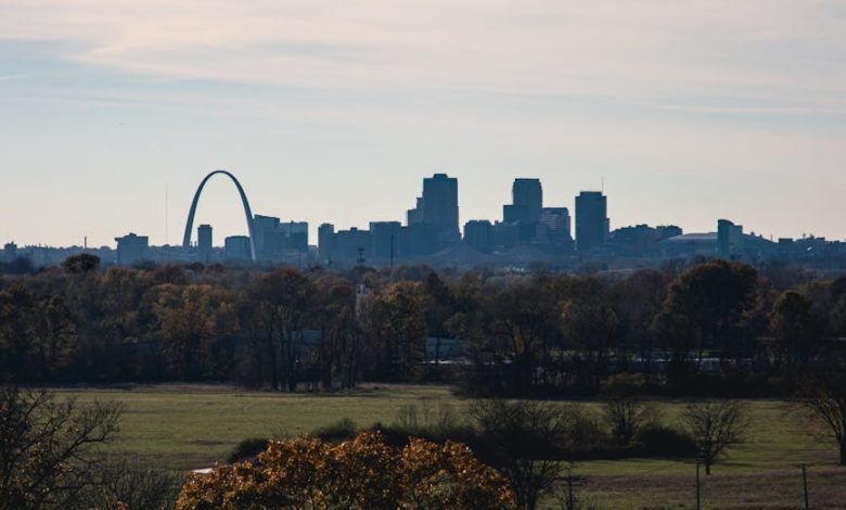 st louis skyline with gateway arch at daytime