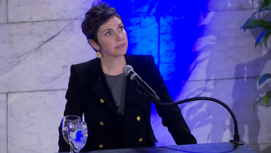 Alcalde Cara Spencer se dirige a los manifestantes que interrumpieron el comienzo de su discurso sobre el Estado de La Ciudad