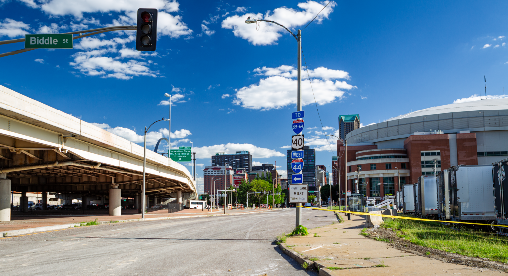 Un enorme socavón provocado por una rotura de tubería cierra un tramo de la Interestatal 44 en el centro de St. Louis 4