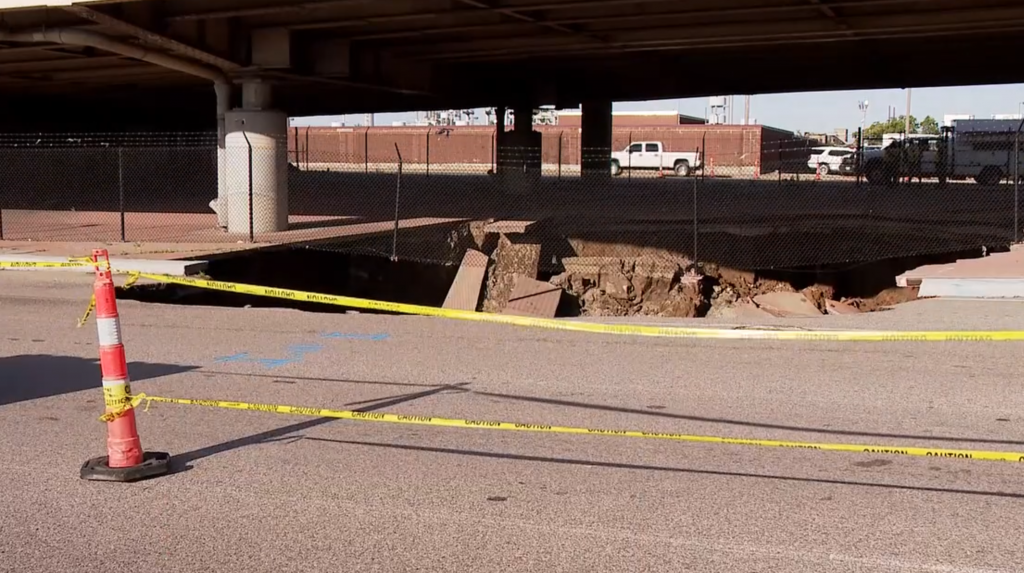 Un enorme socavón provocado por una rotura de tubería cierra un tramo de la Interestatal 44 en el centro de St. Louis 2