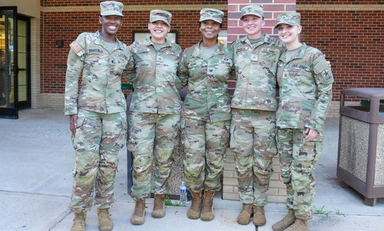 Mujeres componen una gran parte de nuestra fuerza militar - el 4 de Octubre un panel de mujeres veteranas compartirán sus experiencias de servicio en el Soldiers Memorial - DVIDS