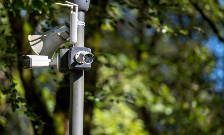 Surveillance camera security cam in the park - imagen de archivo