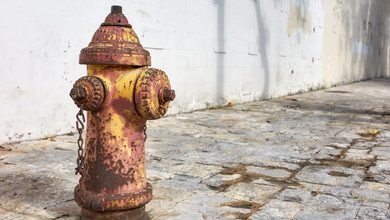 Arrestan a hombre por dañar 77 hidrantes en el norte de St. Louis
